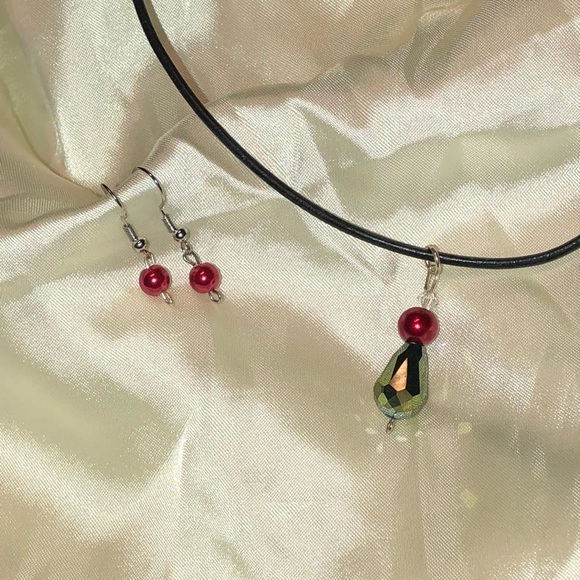 Swarovski crystal pendant leather cord & earrings - Picture 2 of 8